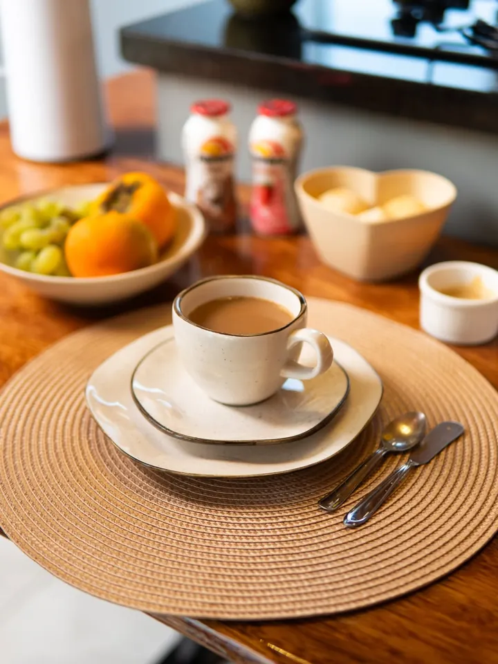Café servido com frutas na mesa do chalé